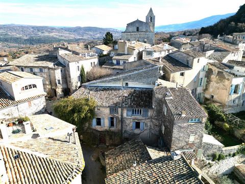 Located in the charming perched village of Saignon, in the heart of the Luberon, this private mansion enjoys an idyllic setting. Saignon is renowned for its historic heritage, picturesque streets and breathtaking panoramic views of the Apt valley and...