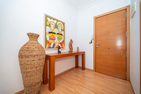 Located in the sought-after area of Via Punica in Ibiza, this bright and spacious 110 m² flat offers an excellent opportunity for both living and investment. Just a few minutes' walk from the city centre, you will enjoy the tranquillity of a resident...