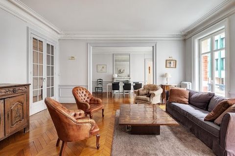 59800 LILLE - Old Lille / New Century - Magnificent Haussmann-style apartment of 165.6 sqm with parking and cellar - Suitable for liberal professions Efficity, the real estate agency that assesses your property online, and Magali Bigotti offer you a ...