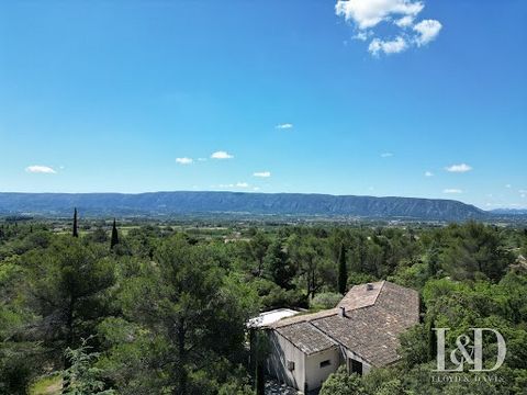 Proche d'Avignon -  À Cabrières-d'Avignon (84220), maison à vendre de 4 pièces, 200 m² avec jardin, orientée au sud. Elle offre trois chambres. Proche gare (L'Isle-sur-la-Sorgue-Fontaine-de-Vaucluse), établissements scolaires, restaurants, bibliothèq...