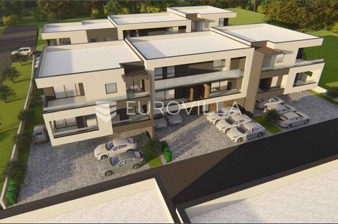 Located in a quieter location, near the main road and just a few minutes by car from the center of Pula, is this exceptionally high-quality residential project. It consists of only four apartments. One on the ground floor, two on the first floor and ...