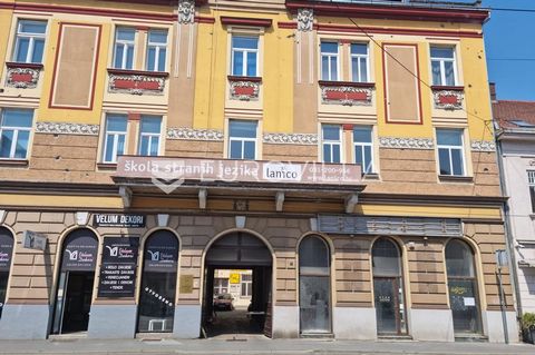 Osijek, center, Commercial premises in the center of Osijek - ideal for various purposes. For sale is a spacious office space located in the very center of Osijek. The space consists of the front part next to the road, the courtyard and the rear part...