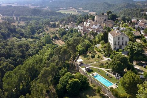 El Apartamento Castillo (Premium) para 3 o 4 personas consta de la antigua vivienda del Márquez de Gironella. Es extremadamente espacioso y los techos con vigas de 4,5 metros de altura ofrecen una sensación extra de nobleza. Salga a los balcones (hay...