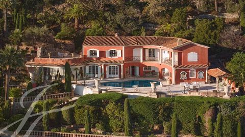 Beautiful villa with Provencal charm located in a listed site, Domaine de Théoule, 5 min from the village and 10 min from Cannes, offering 180° panoramic views of the Lérins islands, Alps and the Bay of Cannes. With around 295 sq.m of living space, b...