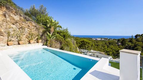 Deze villa met prachtig uitzicht op zee ligt in het gewilde gebied Costa d'en Blanes op slechts een paar minuten afstand van Puerto Portals. De woning heeft een vakantieverhuurlicentie, waardoor je een financieel rendement op je investering kunt krij...