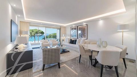 Dans une résidence prestigieuse de la Croisette, ce magnifique appartement offre une vue imprenable sur la mer et la Baie de Cannes. Récemment rénové, il est doté de prestations luxueuses et d’une décoration très élégante avec un mobilier sobre et ch...