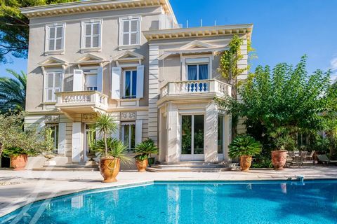 This majestic villa of approximately 500 sq.m has all the charm of the Belle Epoque, with its high ceilings, parquet flooring and mouldings. It is ideally situated in an enclosed, peaceful and unoverlooked estate. Facing south-west, it benefits from ...