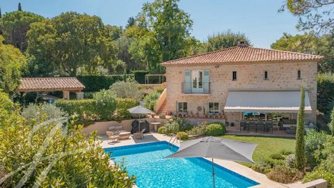 In the residential district of l'Étang, this elegant freestone villa, designed by renowned architect Gridaine, spans around 300 m² and sits on a 1,746 m² plot with swimming pool. It boasts generous, well-appointed volumes. On the garden level, facing...