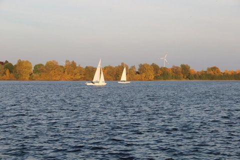 Aan de Noordzee bij Xanten ligt de woonboot idyllisch midden in een groen merenlandschap. De Noordzee en de Zuidzee zijn twee met elkaar verbonden meren. Rondom de meren vindt u een breed scala aan recreatieve activiteiten voor elke smaak. De woonboo...