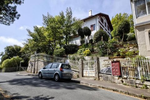 Dieses helle, 60 m² große Apartment liegt im Herzen der bezaubernden Winterstadt von Arcachon und bietet einen atemberaubenden Blick auf das Becken von Arcachon und ist nur 500 m vom ruhigen Strand Croix des Marins entfernt. Das Apartment befindet si...