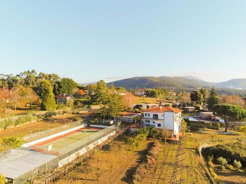 Belle ferme située dans la zone centrale de Vilar de Mouros, juste à côté de l'Hôtel et Spa Prazer da Natureza. Cette localité est bien connue pour le Festival qui s'y déroule depuis de nombreuses années et dispose d'un excellent accès, soit par les ...