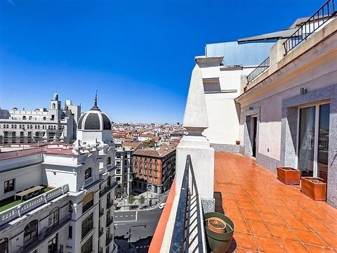 A vendre un magnifique penthouse situé dans un quartier privilégié de Madrid. Mélange de luxe, de confort, de beauté. Ses environs regorgent de lieux emblématiques de Madrid. Le Théâtre Royal, la rue Gran Vía, le Palais Royal de Madrid, la Plaza Espa...