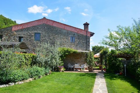 Imerso no coração da zona rural da Toscana, este charmoso apartamento foi convertido de uma casa de fazenda de pedra.   Charmosa casa de fazenda de pedra, dividida em três apartamentos independentes, localizada dentro do parque natural de Cintoia, no...