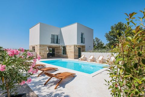 Advertisement for Sale: Villa with swimming pool near Nin For sale is a modern and luxurious villa in Grbe, located only 1 km from the center of Nin and 1 km from the nearest beach. This property provides the perfect blend of comfort, natural surroun...