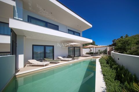 Kaiser immobilien vermittelt den Verkauf einer wunderschönen, modernen, neu erbauten Maisonette-Villa in Küstennähe und mit bezauberndem Blick auf das Meer in Jakišnica auf der Insel Pag. Pag liegt in der nördlichen Adria und ist die fünftgrößte kroa...