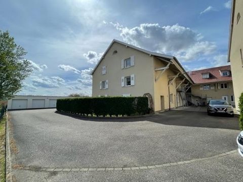 ITTENHEIM : Rare à la vente, à mi chemin entre un appartement et une maison grand F5 en triplex atypique aux portes de Strasbourg dans un cadre de campagne Surface habitable : 124.20 m² Surface au sol : 144.90 m² Ce bien se compose de la manière suiv...