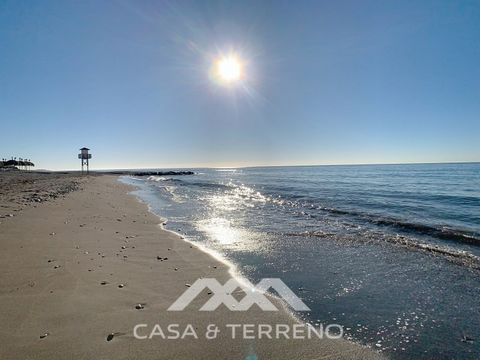 Stap in een serene kustlevensstijl met dit uitnodigende appartement met 1 slaapkamer in het hart van Algarrobo Costa. Deze woning is 63 m2 groot en biedt een terras op het oosten met ononderbroken uitzicht op zee, perfect om te genieten van de ochten...