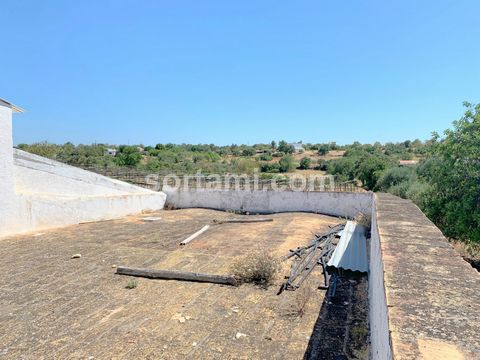 Fabulous land with ruin to recover in the area of ??Pechão. It has 20880 m2 of practically flat land, still with greenhouse piles, and 127m2 urban building. Ideal for rural tourism with the possibility of expanding the ruin to 2000m2 or local accommo...