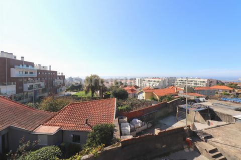 Mansion with sea and river views, with two floors of 280m2 and land of about 5000m2 with viability for construction of houses or buildings. Located in a privileged area of ??Vila Nova de Gaia, served by numerous services and commerce, including CTT, ...