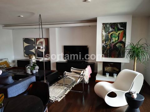 Excellent location of this modern three bedroom apartment, in the centre of Porto. The property consist of a large living room with excellent sun exposure and fireplace, equipped kitchen, three bedrooms, which of one en-suite and two bathrooms. The a...