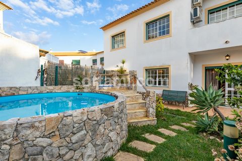 Magnificent drei Schlafzimmer Stadthaus in Albufeira. Diese fabelhafte Eigenschaft, in einer sehr ruhigen Gegend gelegen und gleichzeitig so nah an den Strand und alle Waren und Dienstleistungen, die die Stadt zu bieten hat, besteht aus zwei Etagen u...