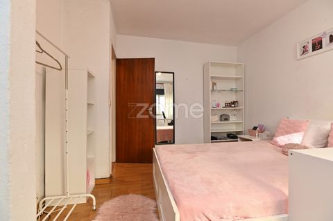 Identificação do imóvel: ZMPT572232 4-Bedroom Apartment in Bairro das Furnas* Discover this charming 4-bedroom apartment located in the heart of the São Domingos de Benfica parish, a calm and predominantly residential area, ideal for those seeking a ...