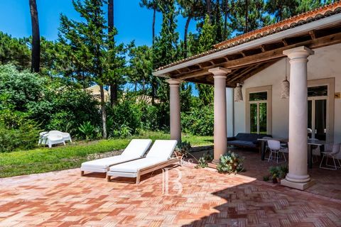 6-bedroom villa with a garden and swimming pool in Herdade da Aroeira. With traditional lines, it has been renovated by the current owners. The double living room with fireplace has high ceilings and bay windows giving direct access to the garden. Th...