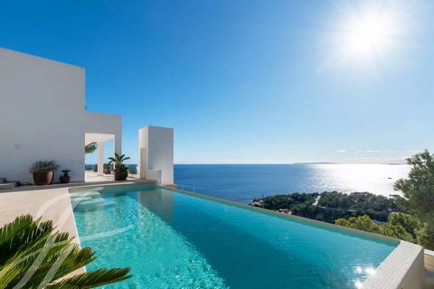 exclusively presents this villa, located in the prestigious gated community of Roca Llisa, which combines contemporary design with an exceptional location. Perched atop a cliff, it offers open sea views that envelop every space in an atmosphere of ex...