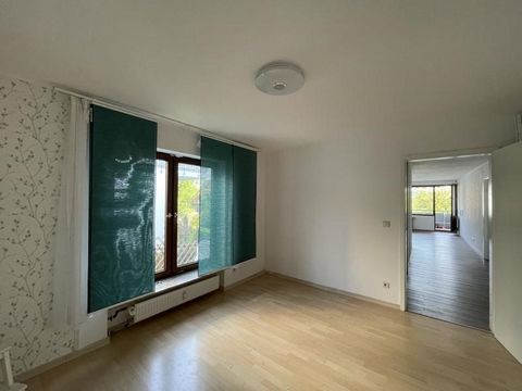 Here you are offered a beautiful 4 room apartment with a beautiful view and parking space. The apartment is located in a quiet residential area in the Säman, in the beautiful part with small apartment buildings. The street is a cul-de-sac, here you c...