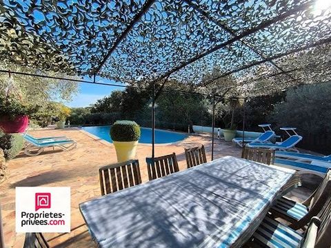 St Maximin La Ste Baume, à 30 min de Marseille et d'Aix en Provence, en situation dominante en fond d'impasse au calme. VILLA traditionnelle 155 m² sur 1508 m² de terrain clos avec une piscine à débordement 12 x 6 et pool house sans vis à vis se comp...