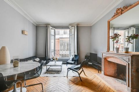 Paris 17th - Ideally located between the Trocadero and avenue Victor Hugo, beautiful 77 m2 apartment on the 4th floor of a quiet luxury building. Accommodation comprises an entrance hall leading to a 22 m2 living room with fireplace, adjoining fitted...