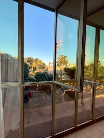 La Isleta. Central. Furnished two-double bedroom apartment. With spectacular views of the Castillo de la Luz park and the port. Short-term rental with utilities included (water, electricity, wifi). Fully furnished with household items included and co...