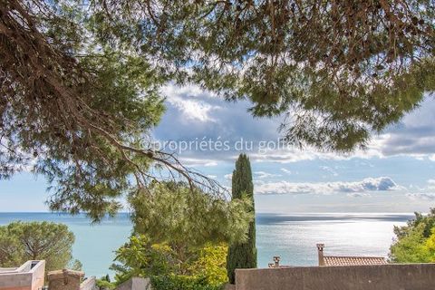 In einer ruhigen Gegend, in begehrter Lage, am Südhang des berühmten Mont Saint Clair in Sète, geschützt vor den vorherrschenden Winden; Wir bieten Ihnen ein Anwesen von 1570m2 mit herrlichem Meerblick. Die 4-Zimmer-Villa wurde 2005 erbaut, mit einer...