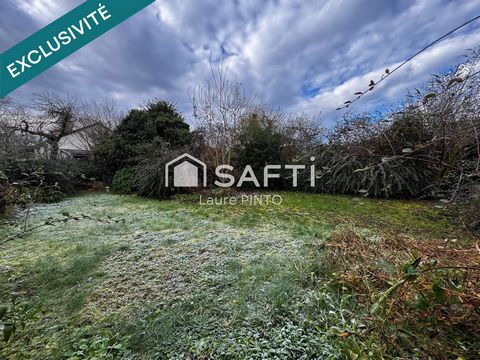 Située à Pontfaverger-Moronvilliers, au cœur du village, dans une rue calme, nous vendons une agréable parcelle de terrain à bâtir d'environ 330m2. Une division cadastrale est en cours. Entièrement close de murs et de grillages. Libre de constructeur...