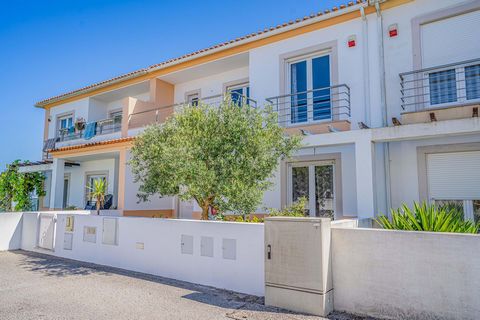 3 bedroom villa in a gated community in Lagoa Parceira. Located at the gates of Caldas da Rainha (1km from the city center), with the tranquility of the countryside. Great areas, lots of light and a private terrace connected to the kitchen and living...