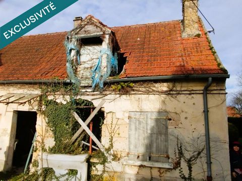 Petite maison en pierre à réhabiliter entièrement ! L'état actuel est très vétuste et une partie de la toiture s'est affaissée, mais le potentiel, avec le joli terrain, est très intéressant. L'environnement, calme et paisible, enchantera les amoureux...