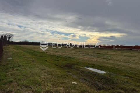 Đakovo, Novo polje, Building Plot of 979 m² A building plot of 979 m² is for sale, located in a peaceful street in the Bajer neighborhood. This plot is perfect for constructing a family home or a holiday property. The location offers an excellent bal...