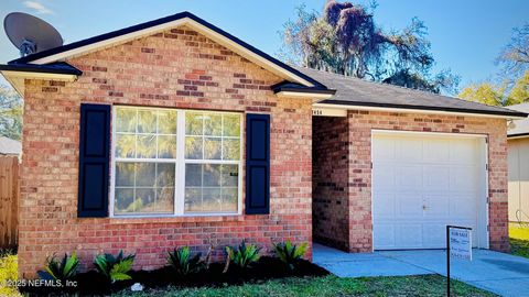 PRICE IMPROVEMENT to this well laid out 4 bedroom, 2 bathroom home just a few kicks and pushes from Kona skate park. This well maintained home in a quiet neighborhood has a fully fenced back yard, sits just 10 minutes from Everbank Stadium and just 3...