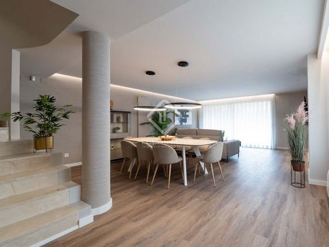 Lucas Fox presents this modern semi-detached property with brand new renovation of 325 m² built, in the sought-after Mas Camarena development , in Bétera, Valencia. The newly renovation property features a modern style and is offered furnished and de...