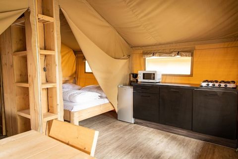 Glamping tent in het groen Kamperen met het hele gezin, maar geen zin om een tent op te zetten en op een luchtbed te slapen? Dan bent u bij Petite Suisse aan het juiste adres. Hier overnacht je in een luxe safaritent met een uniek uitzicht op de vall...