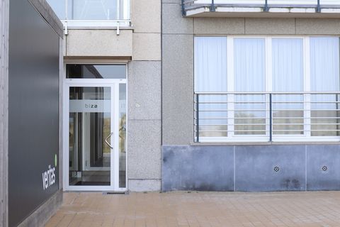 Cet appartement spacieux de deux chambres peut accueillir confortablement jusqu'à six personnes. La première chambre dispose d'un grand lit double (1,80 m), tandis que la seconde offre deux lits simples et un lit superposé, ce qui le rend idéal pour ...