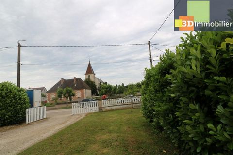 CHAUSSIN (Jura - 39120), in nearby village, sell solid stone/brick house (1967) with 6 rooms, 130m² living space, an annex (former showroom with 70m² office) attic space, full basement with garage on 1766m² of flat land. The living area is on a half-...