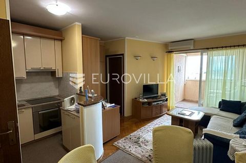 Makarska, city center - one-bedroom apartment on the first floor of a residential building with an attached garage. The apartment is located on the first floor of a residential building and consists of a hallway, bathroom, one bedroom and a common ar...