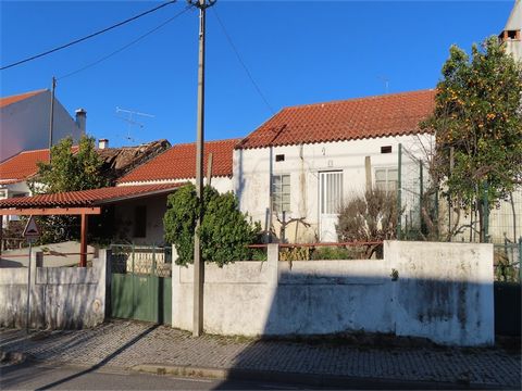 Set of two houses, both built in granite stone, for recovery and restoration, with an area of ​​approximately 80+50m2 and a patio with 100 m2. One of the houses is in Habitable condition, all the facilities are there only needs kitchen modernization....