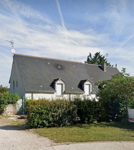 Dans le bourg de Mulsans, a10mn de Blois, belle maison ancienne rénovée. Grande pièce à vivre avec cuisine ouverte, une chambre, une salle d'eau, un WC. À l'étage, trois chambres et une salle d'eau et WC. Cave. Une autre maison attenante à rénovée co...