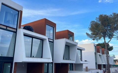 Townhouses for sale in Calpe, Costa BlancaA complex of 17 townhouses, situated in one of the best residential areas of Calpe, less than 2kms from the beaches. All the properties have 3 bedrooms, 2 bathrooms and a guest toilet and are distributed over...