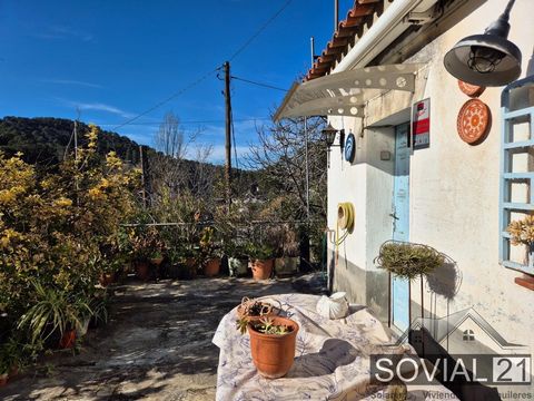 Located in the Les Planes area of Sant Cugat, this one-story townhouse is ideal for those who want to enjoy the serenity and connection with nature, without leaving the city. Located just 14 minutes walk from Les Planes train station and close to the...