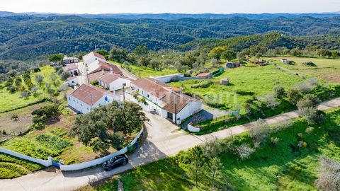 Découvrez le charme et la tranquillité d´une maison typique de l´Alentejo Situé dans une belle zone rurale à environ 12 km au nord de Malhão, connue pour ses pistes cyclables en Algarve. Avec une vue magnifique et à proximité du centre bouddhiste STU...