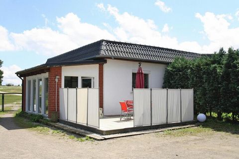 Liefdevol ingericht en gemeubileerd vakantiehuis aan de rand van een klein vakantieoord, op slechts 80 meter van de oever van het meer Kummerow met zijn natuurlijke zandstrand. Stelletjes vinden hier op 80 vierkante meter veel ruimte en een eigen bui...