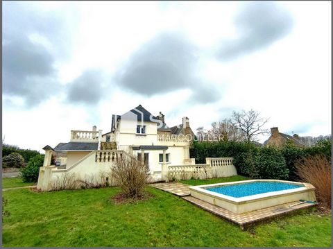 Au cœur d'un village calme, à proximité des commerces, école, collège et à seulement 35min de Granville. Sur une parcelle clôturée et arborée d'arbres fruitiers d'environ 1666m2, à l'abri des regards. Je vous propose cette agréable maison 7 pièces, c...